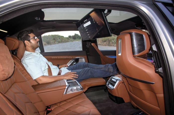 BMW i7 vs Mercedes Benz EQS: Electric Extravagance 